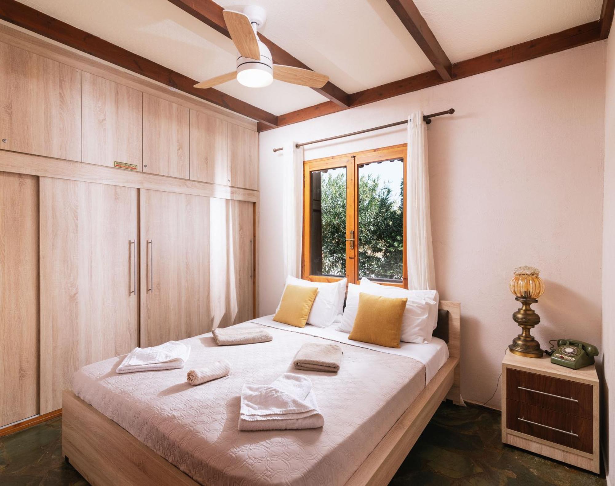 Wooden Beach House Villa Gerani  ภายนอก รูปภาพ